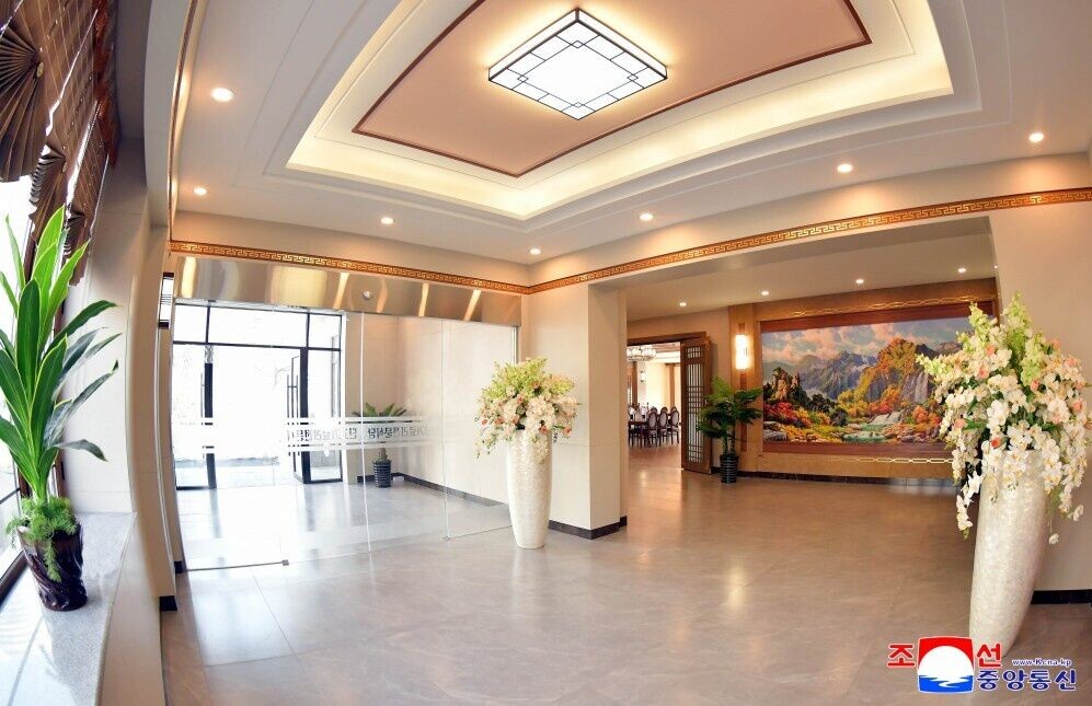 報道指,金正恩不僅親自選定建築選址,更對整體設計方案進行了細緻監督。(朝中社)