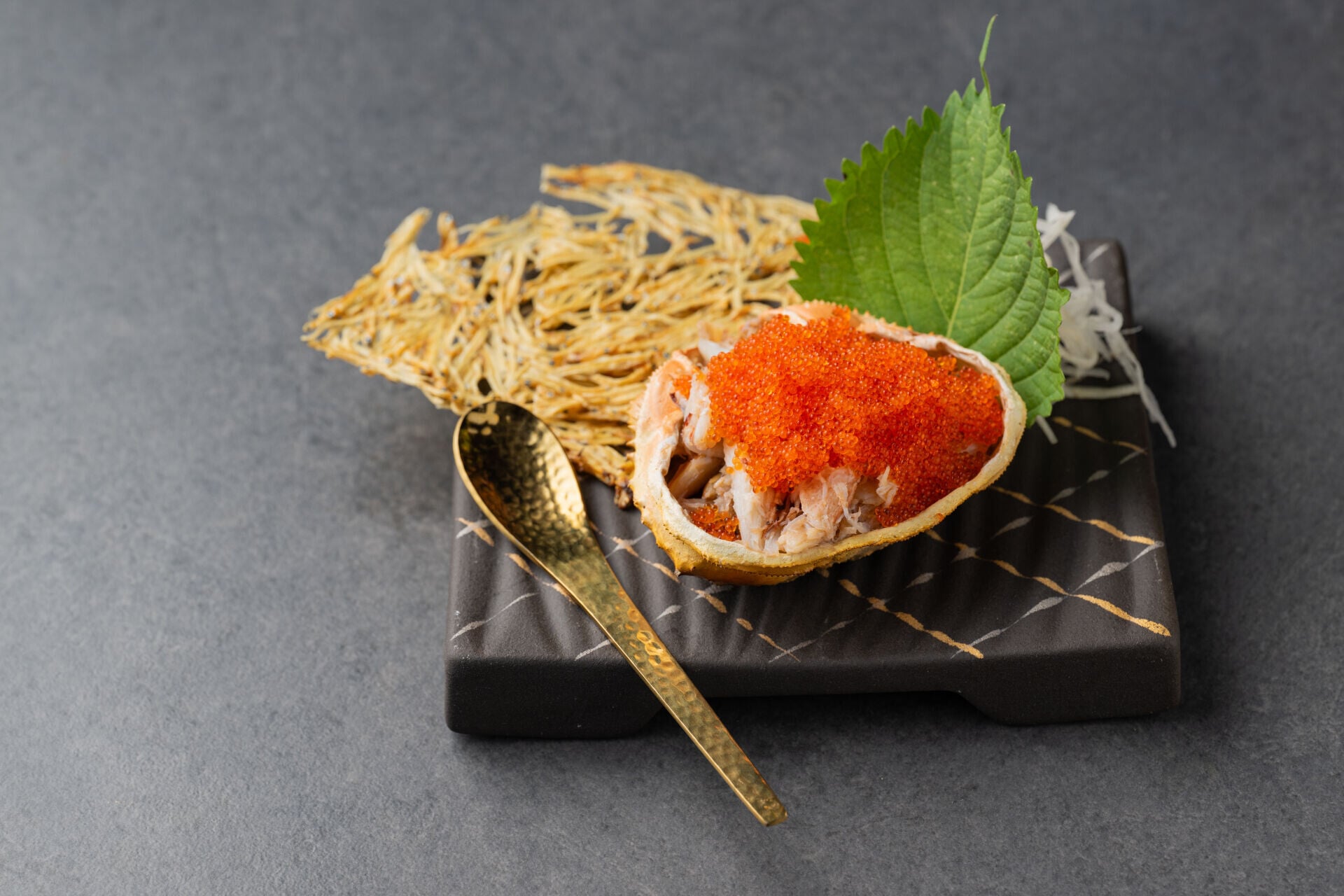 蟹肉蟹膏蟹甲燒(配白飯魚脆餅 ) Grilled Crab Paste in Crab Shell (Salanx Chinensis Crackers)