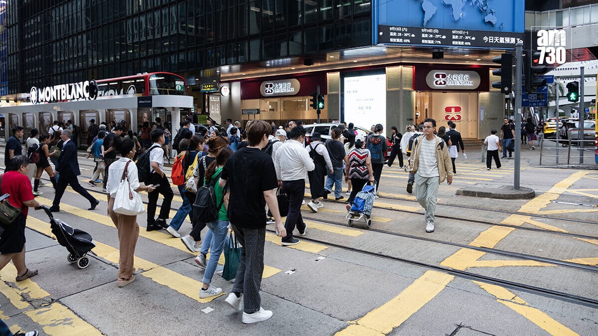 港人最新每月就業收入中位數升至2.36萬元。(資料圖片／周令知攝)