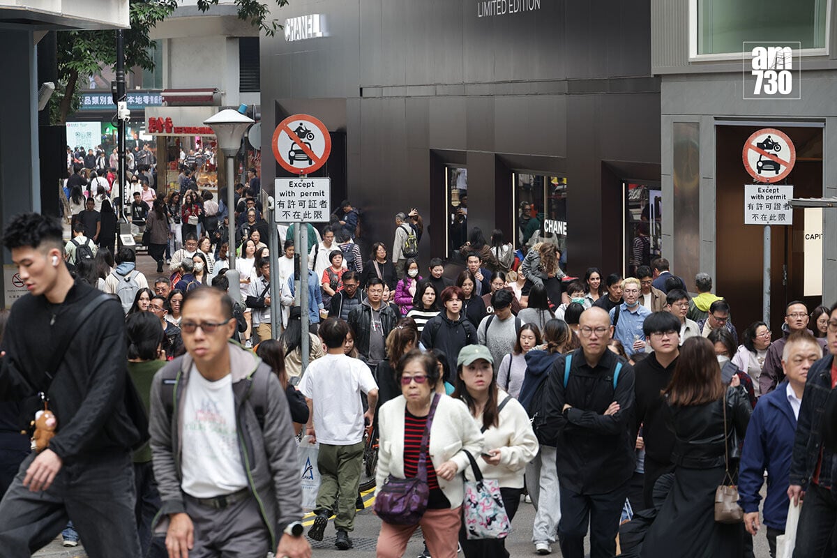 港人最新每月就業收入中位數升至2.36萬元。(資料圖片/吳康琦攝)