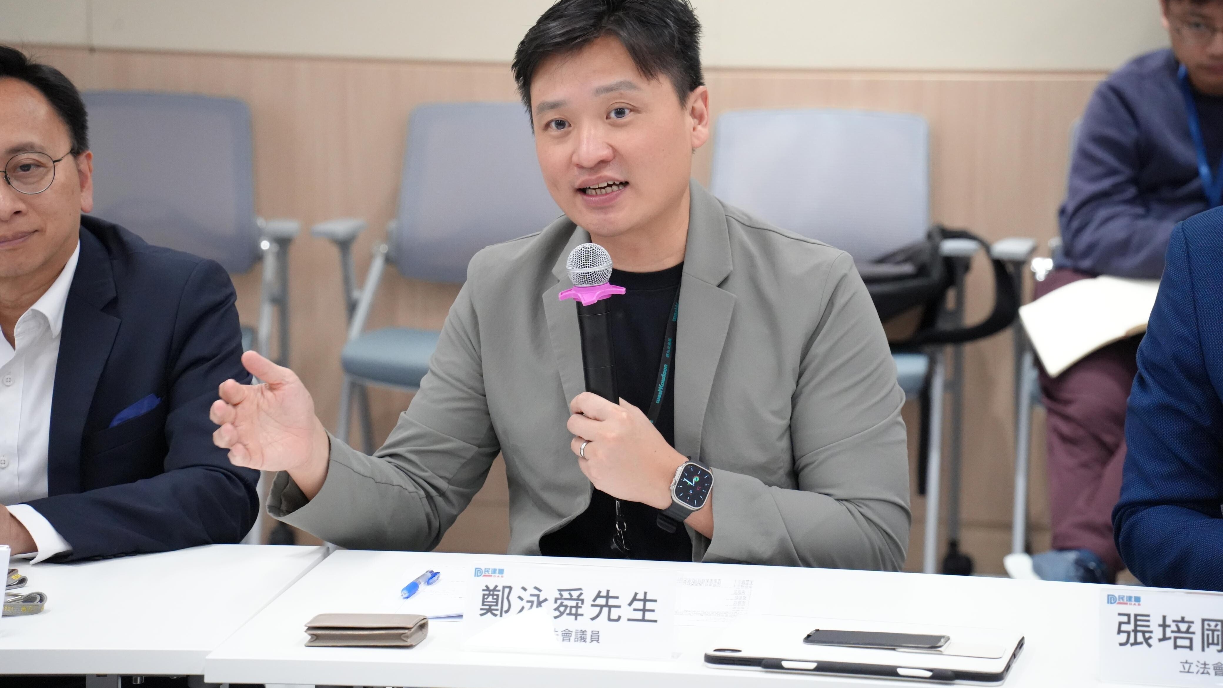 九龍西立法會議員鄭泳舜