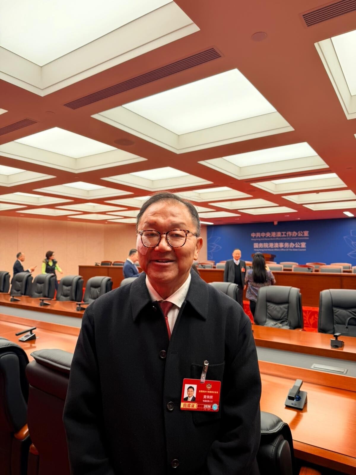 黃錦輝眼鏡斷裂,鎅傷臉部,貼上大膠布示人