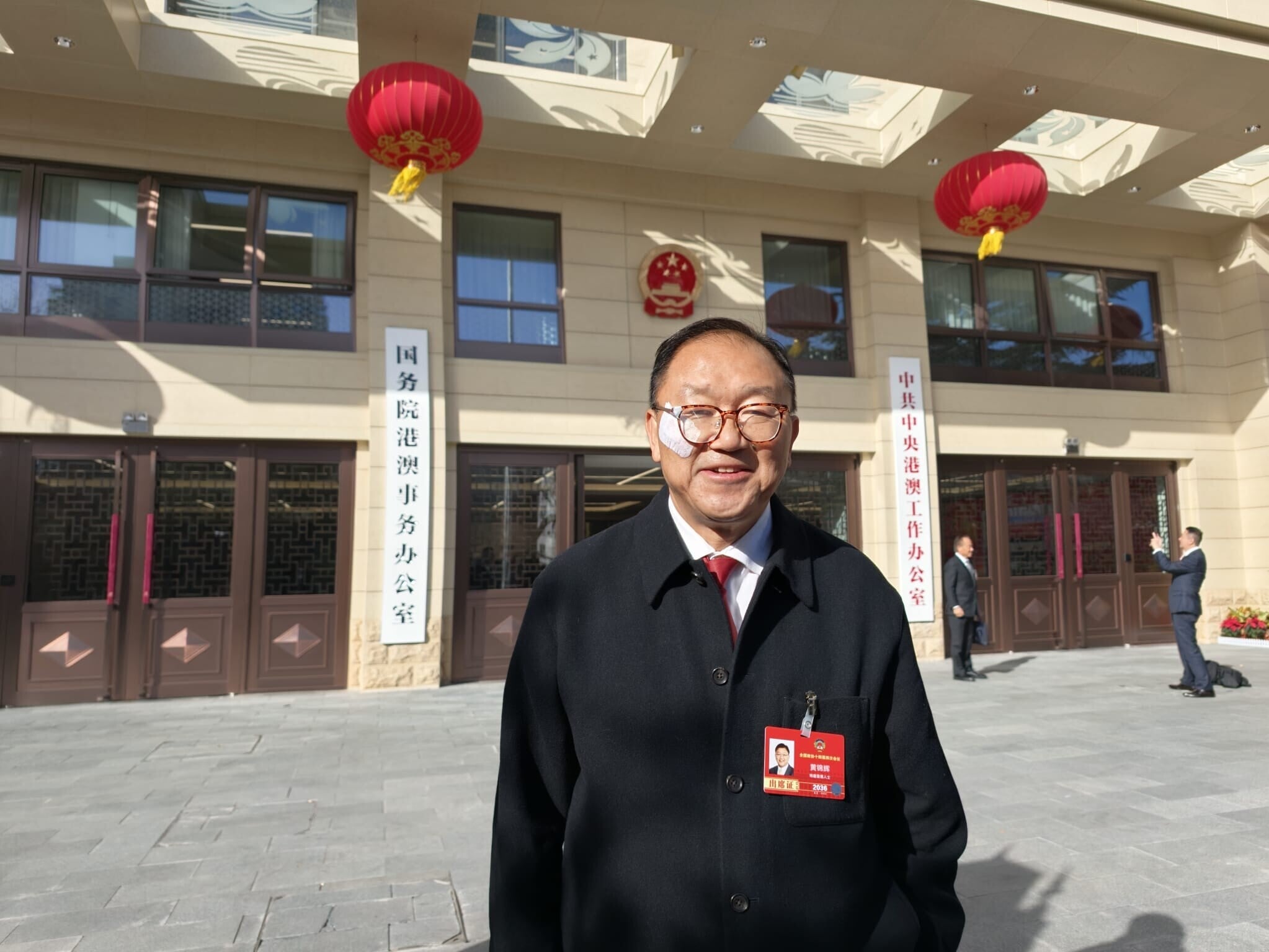 黃錦輝眼鏡斷裂,鎅傷臉部,貼上大膠布示人