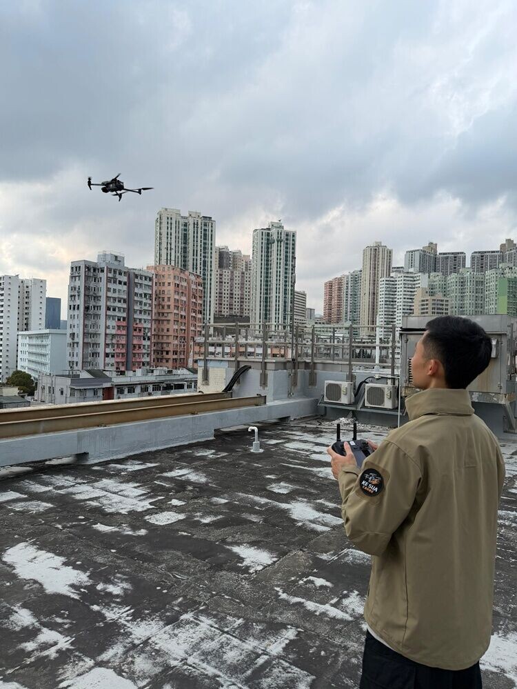 跨部門突擊搜查東九龍總區多個罪案黑點,並調配無人機配合地面人員執法。(警方圖片)