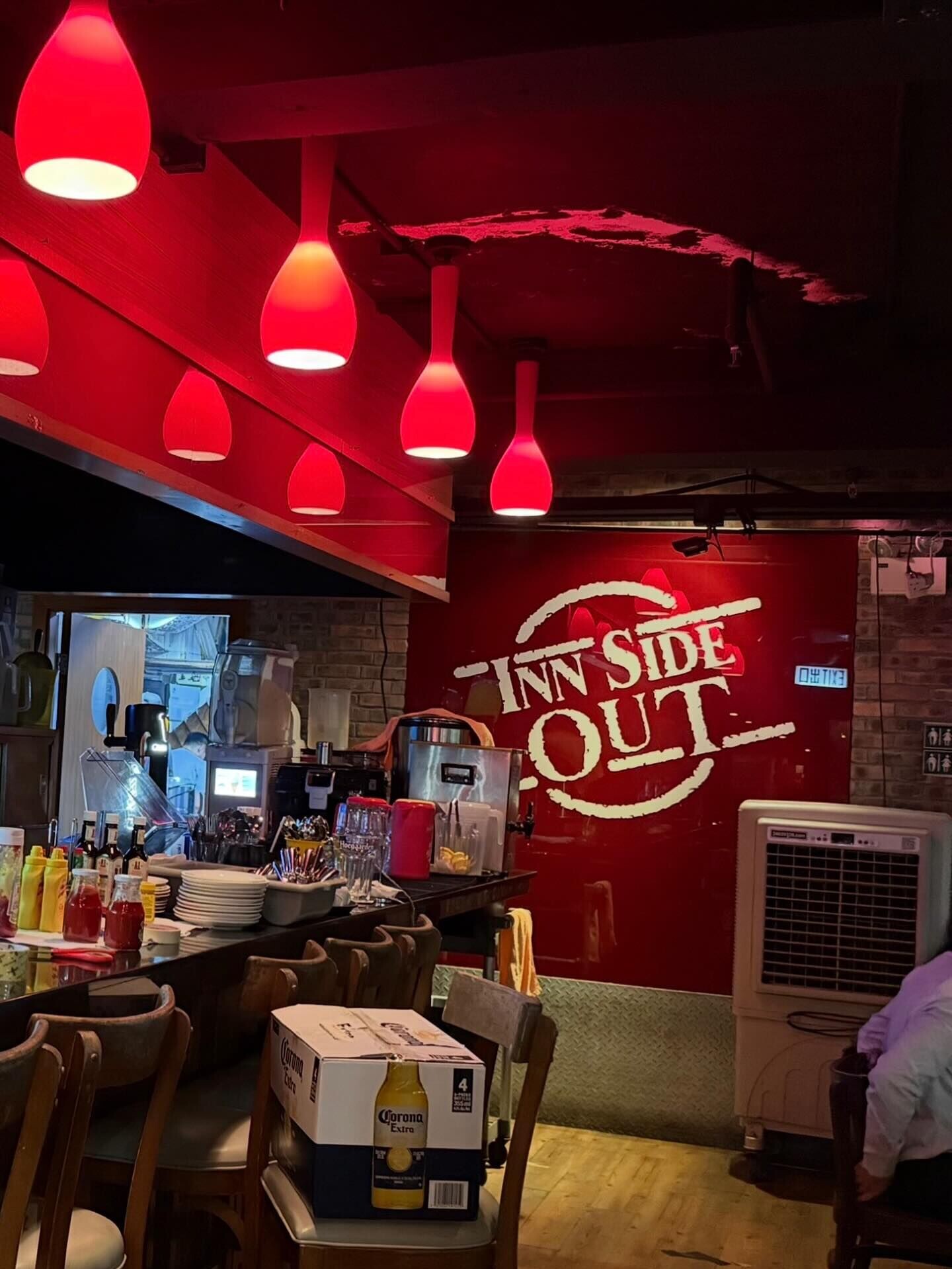 位於銅鑼灣南華會的美式餐廳酒吧Inn Side Out,周二(3月31日)突稱是最後一晚營業。(Threads@obetsun919)