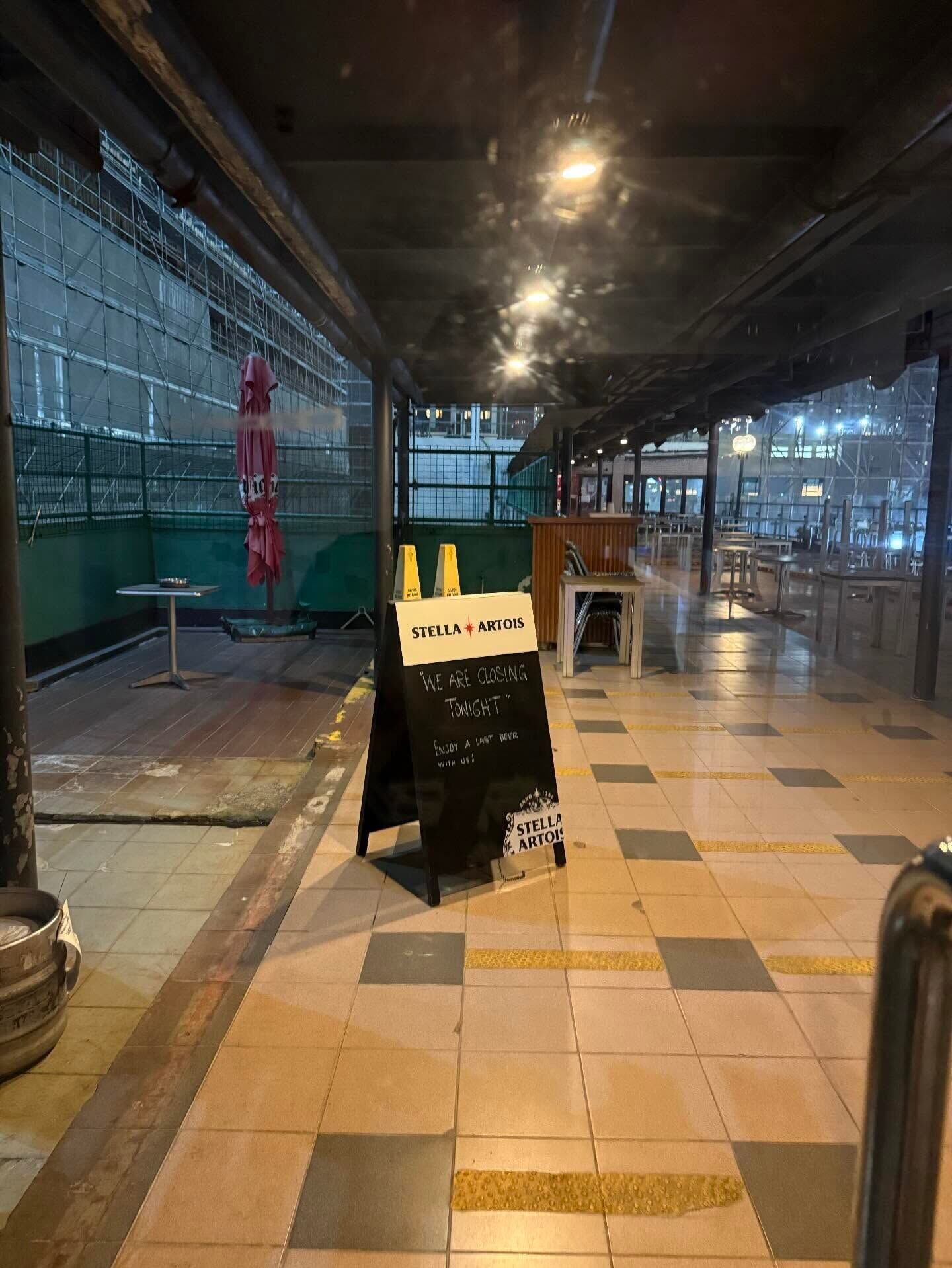 位於銅鑼灣南華會的美式餐廳酒吧Inn Side Out,周二(3月31日)突稱是最後一晚營業。(Threads@obetsun919)