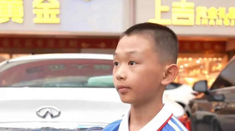 深圳市11歲小五學生李麒瑞上學期間發現路邊遺下一個小盒子，打開是一塊重達50克的投資金條。他沒有絲毫猶豫，第一時間選擇報警上交。(網上圖片)