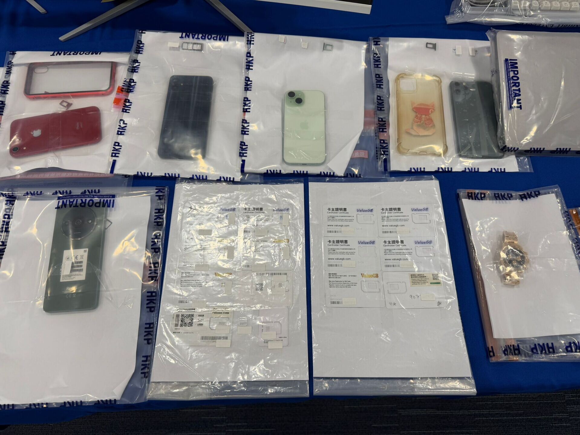 警方於該營運中心內檢取5部電腦、25部手提電話,以及36張電話儲值咭。