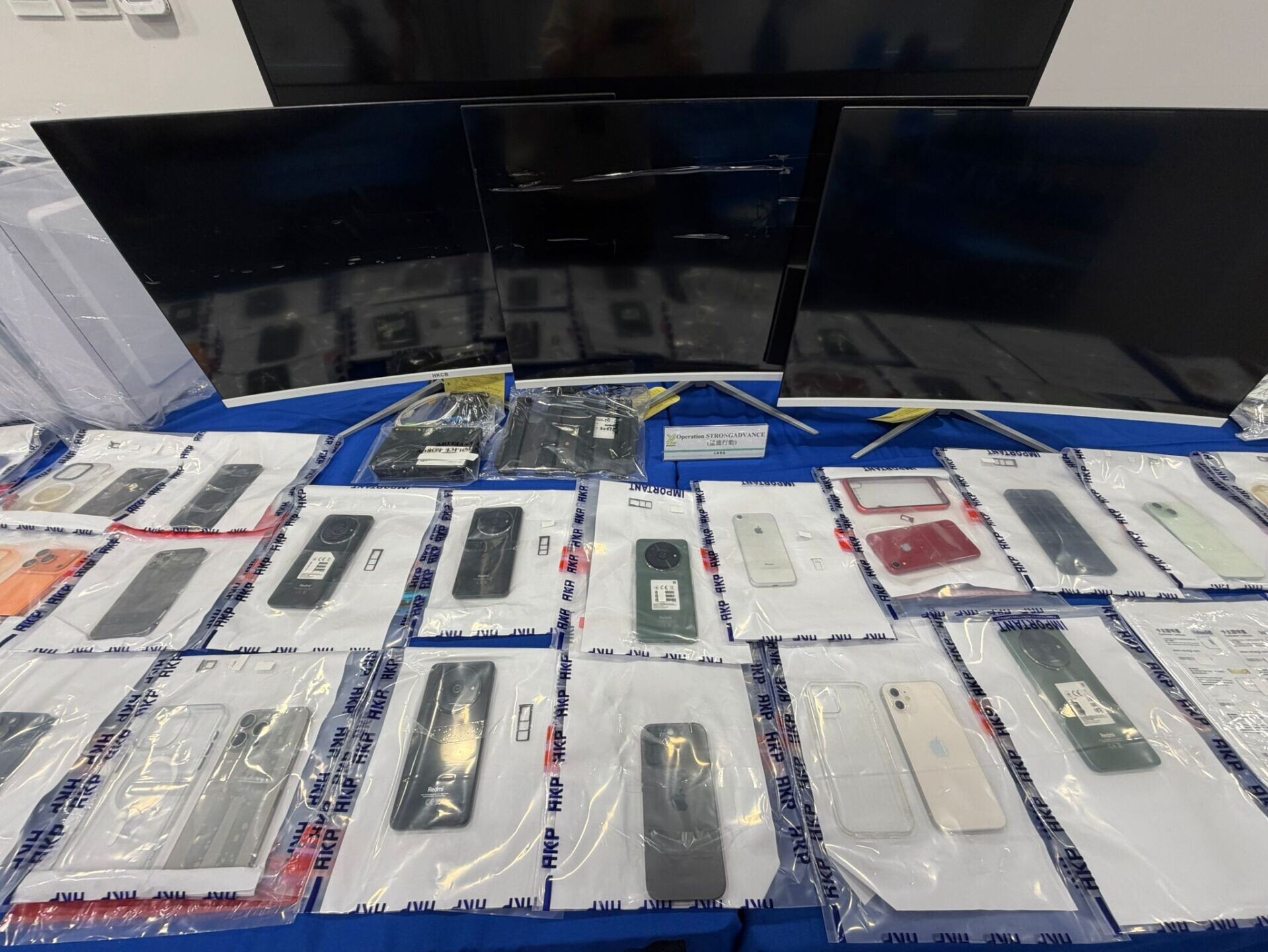 警方於該營運中心內檢取5部電腦、25部手提電話,以及36張電話儲值咭。