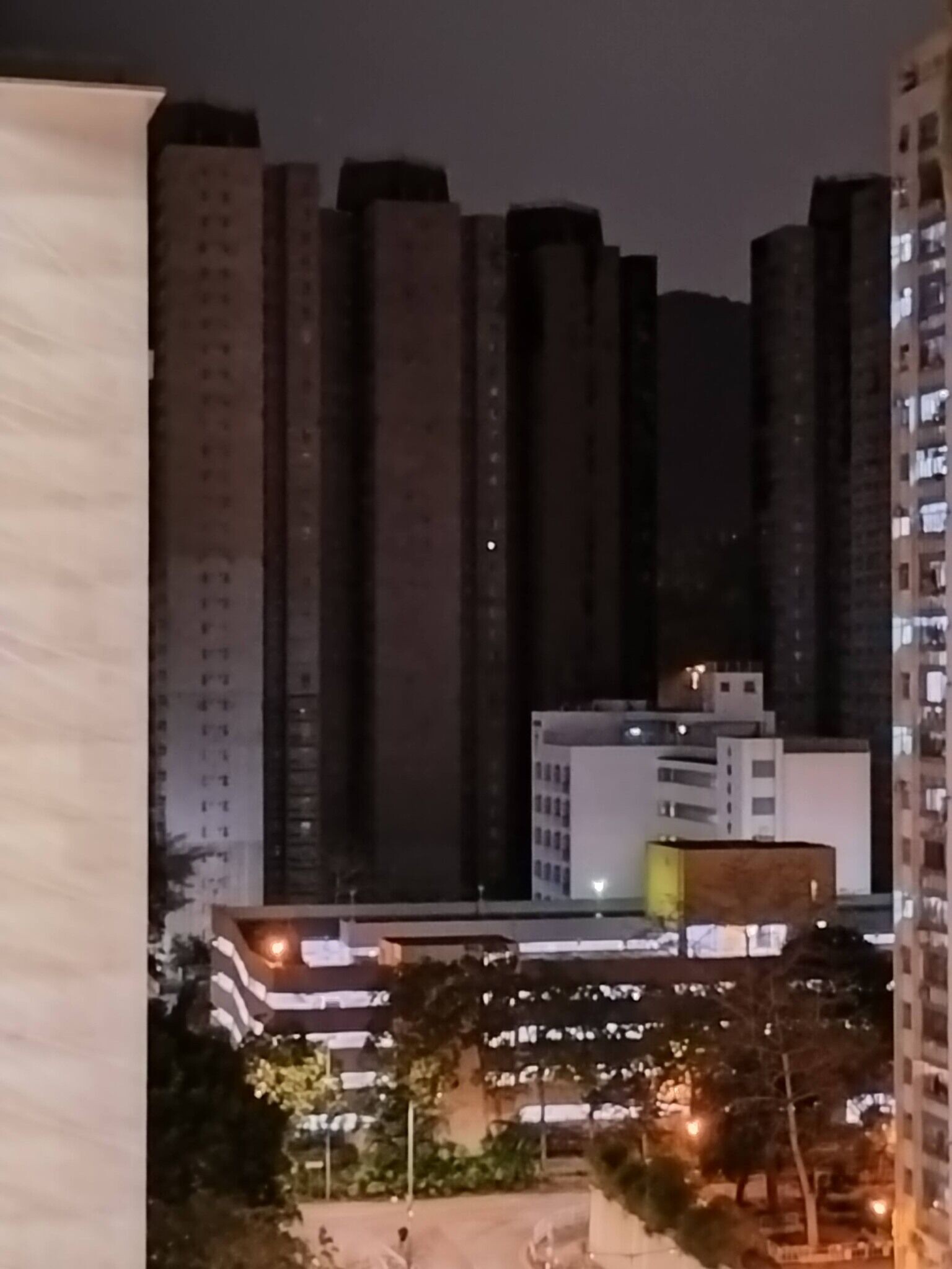 有街坊發現宏福苑有單位夜晚出現燈光,警員調查後證實大廈沒有燈光,相信事件屬反光引致。(大埔 TAI PO FB)