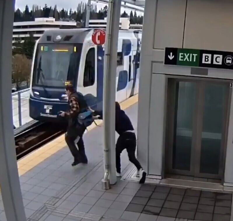 Eliseo Melendez特意選擇列車進站時從背後猛將Peter推向列車。(X)