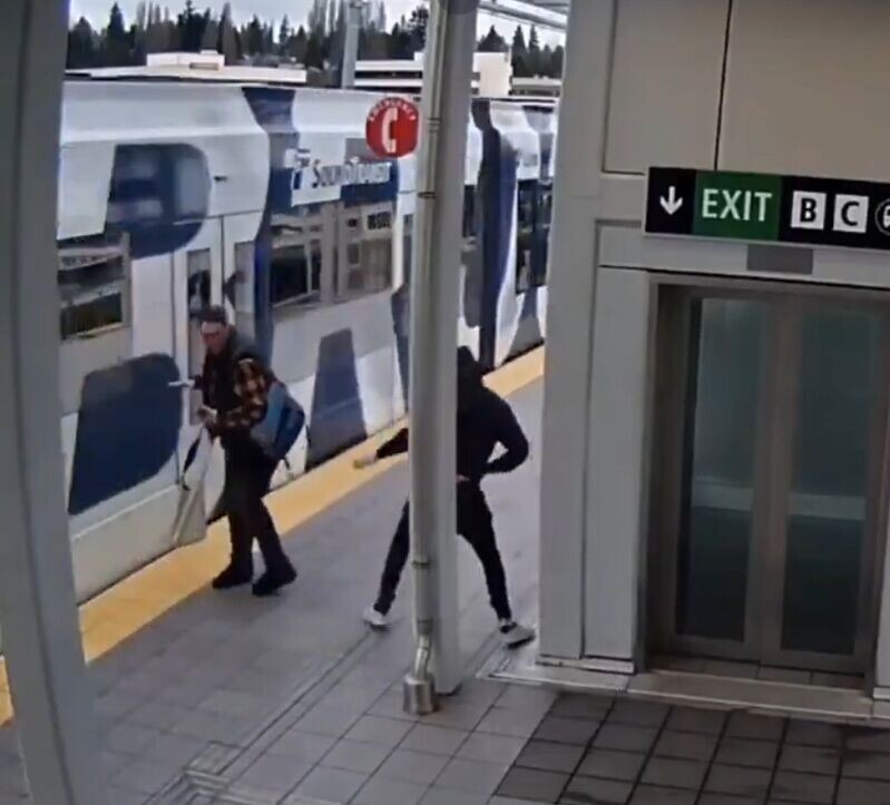 Peter失衡前傾幸與列車仍有距離。(X)