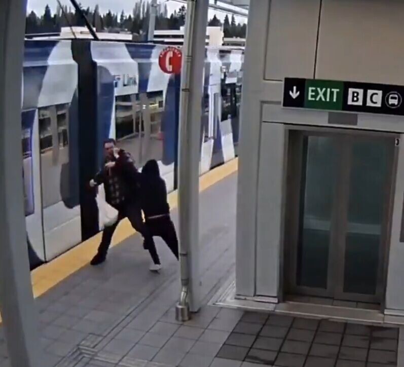 Eliseo Melendez第二次將他猛推,Peter已有防範,雖被推前但僅背包被列車擦過。(X)