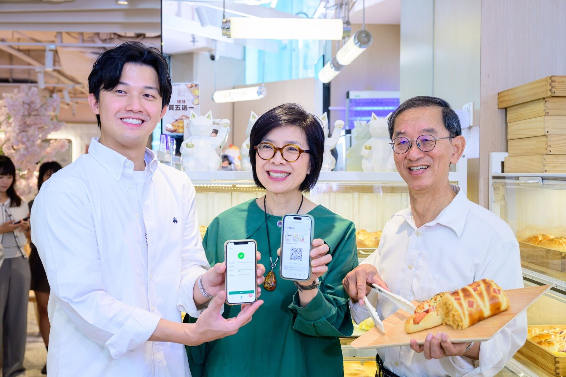 中電第五度推中電消費券計劃,向約60萬個合資格家庭派發總值100港元的消費券,於超過4,000間零售店舖及食肆使用。圖一由左至右:紅豆冰室負責人陳兆秋、前香港天文台台長林超英、中華電力企業發展總裁莊偉茵。(中電提供)