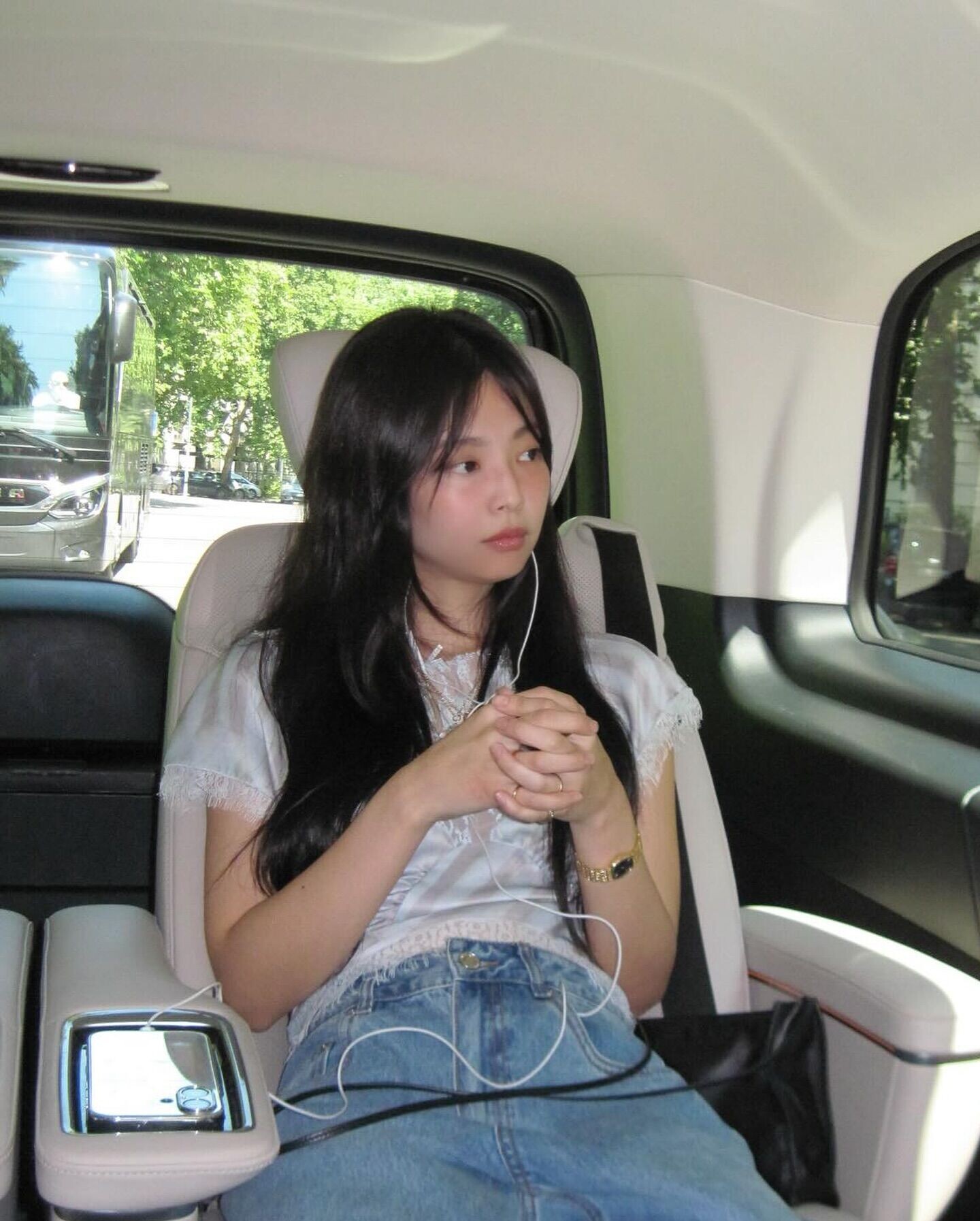Jennie戴上有線耳機,帶動熱潮