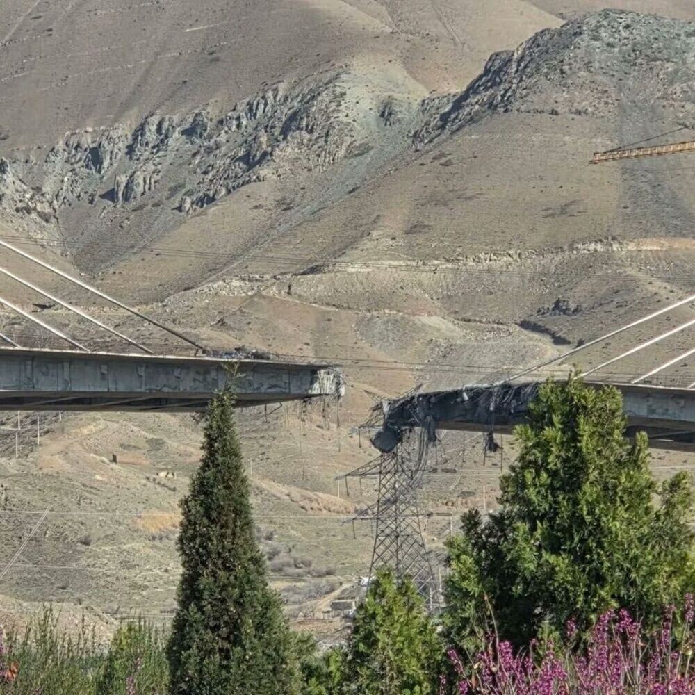 伊朗傳媒報道,這條被稱為中東最高、連接德黑蘭和卡拉季的橋樑,2日遭美國和以色列空襲受損。(X)