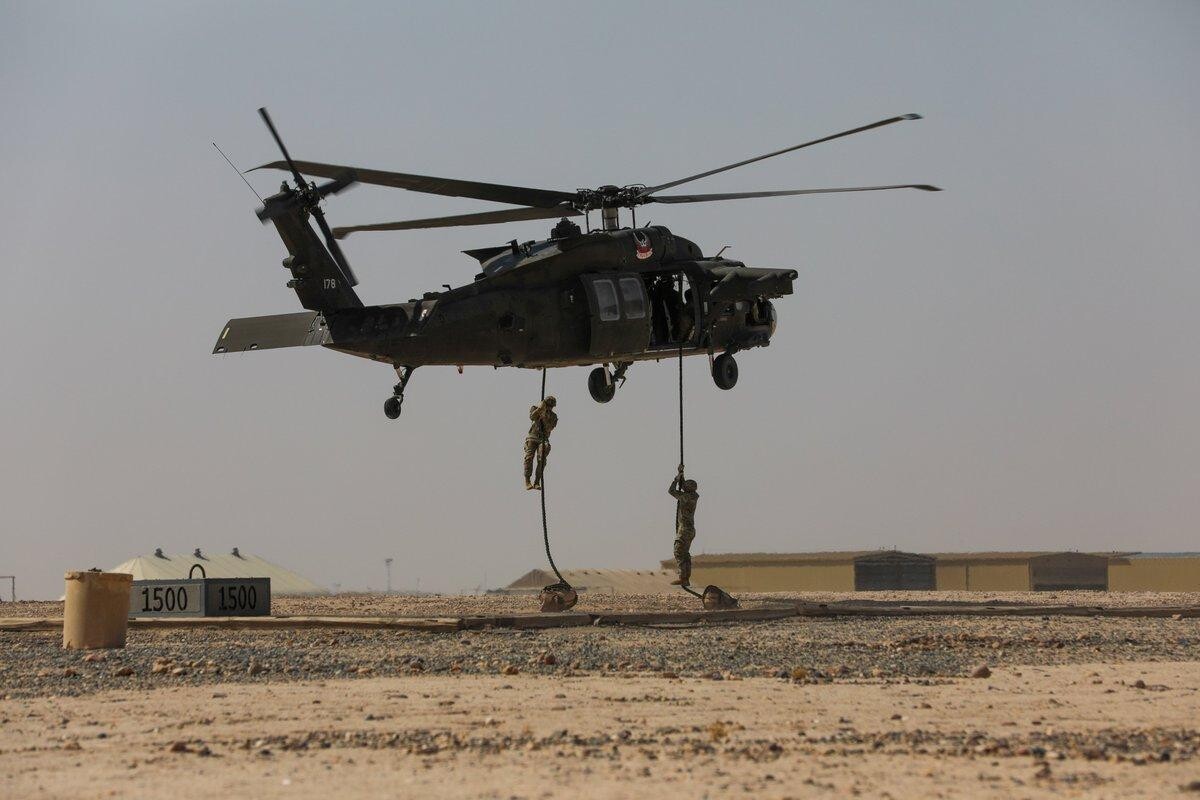 伊朗表示,美軍1架UH-60黑鷹直升機疑似在該國中部執行搜救任務期間被擊落。(示意圖/翻攝自X@CENTCOM)