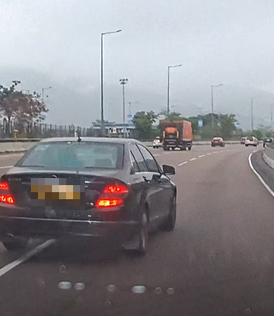 近日網上流傳一段影片,有一輛「P牌」私家車在吐露港公路首先逆線行駛,再突然掉頭橫跨3線。(車cam L香港群組影片截圖)