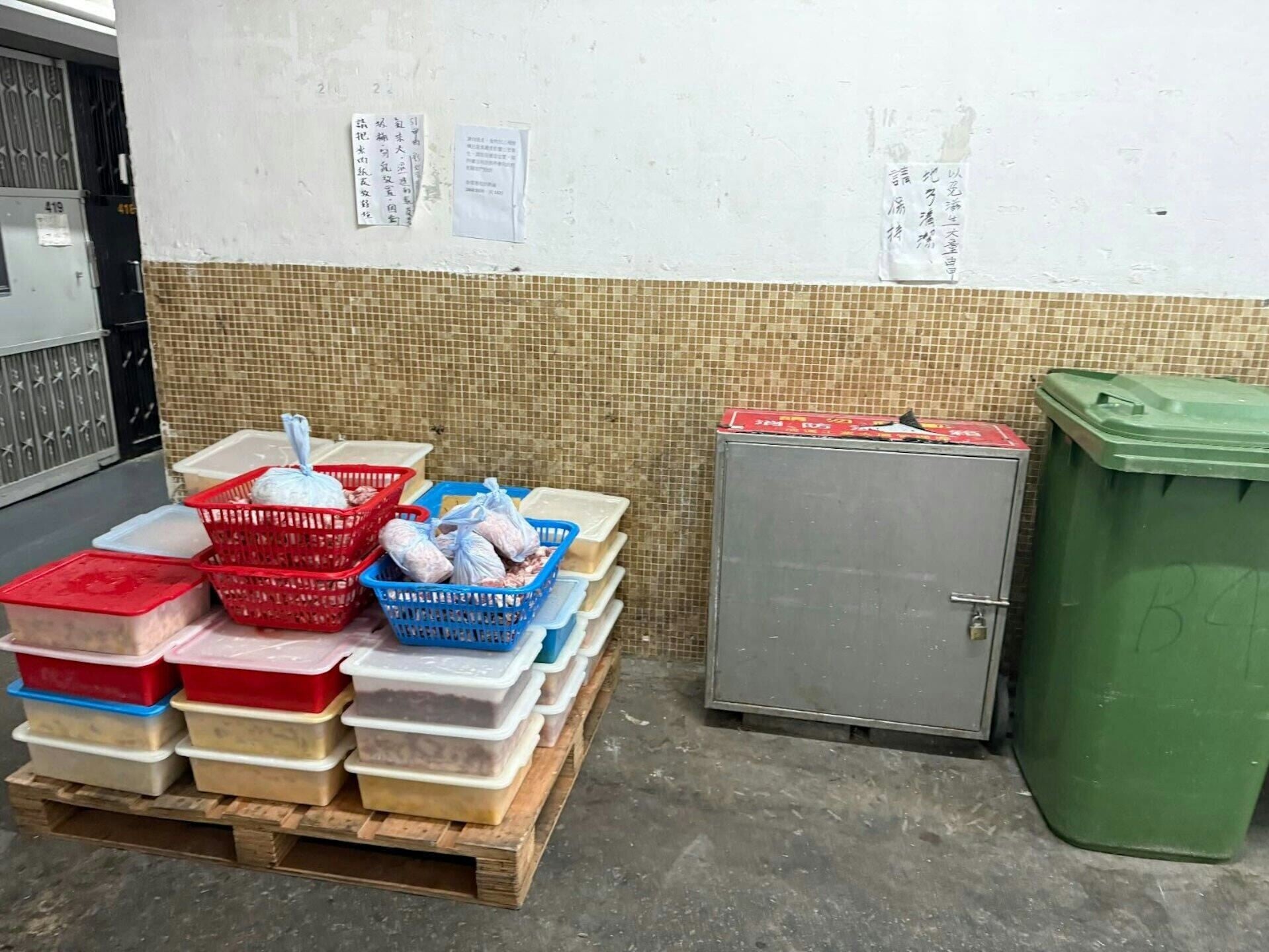 有與權發小廚凍肉醃製工場同層的租戶,日前圖文並茂控訴對方經常把解凍的凍肉堆放在電梯口,傳出惡臭。(Threads圖片)