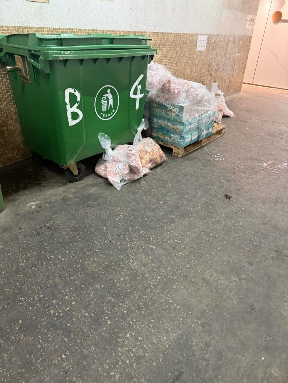 有與權發小廚凍肉醃製工場同層的租戶,日前圖文並茂控訴對方經常把解凍的凍肉堆放在電梯口,傳出惡臭。(Threads圖片)