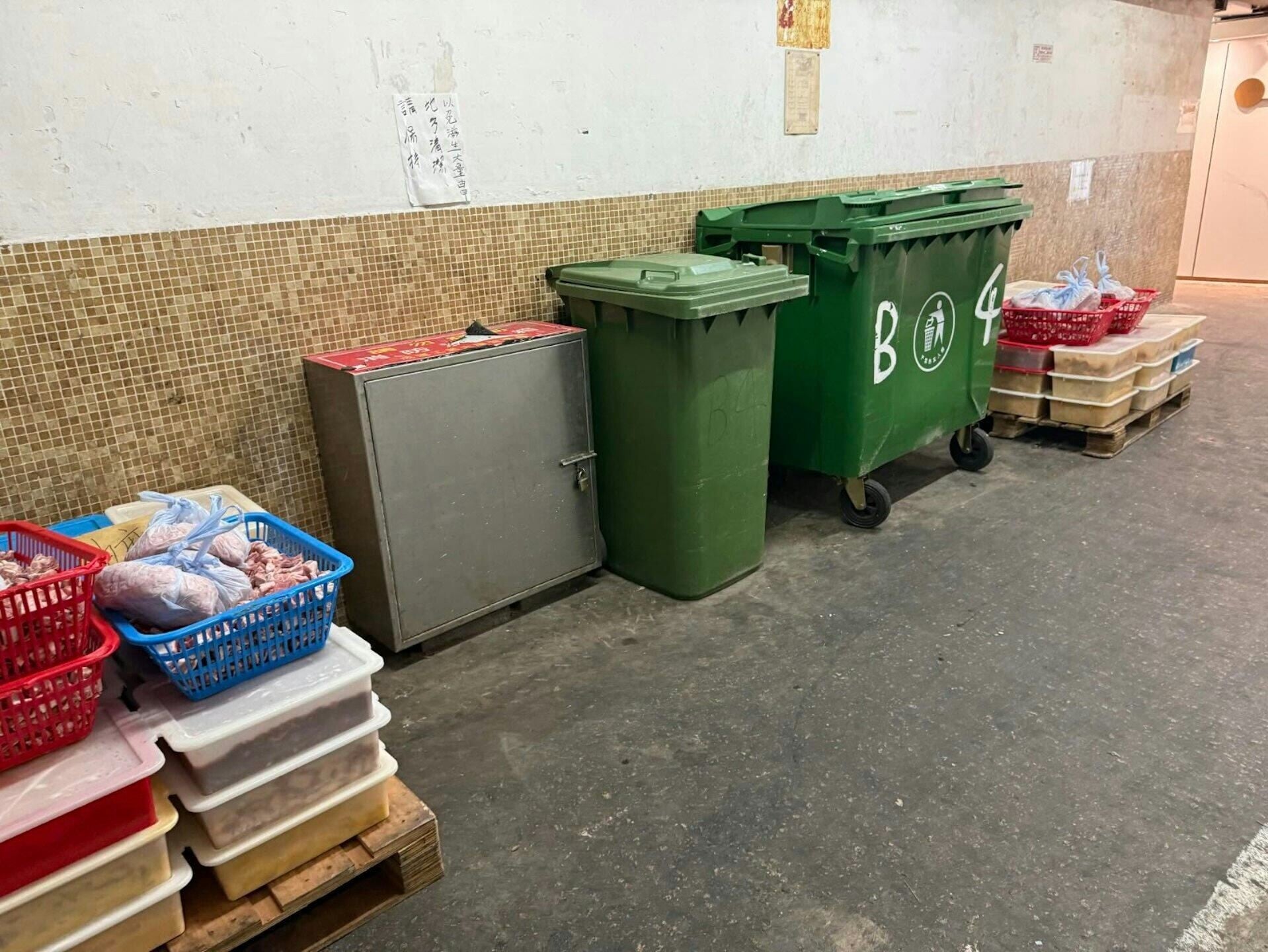有與權發小廚凍肉醃製工場同層的租戶,日前圖文並茂控訴對方經常把解凍的凍肉堆放在電梯口,傳出惡臭。(Threads圖片)