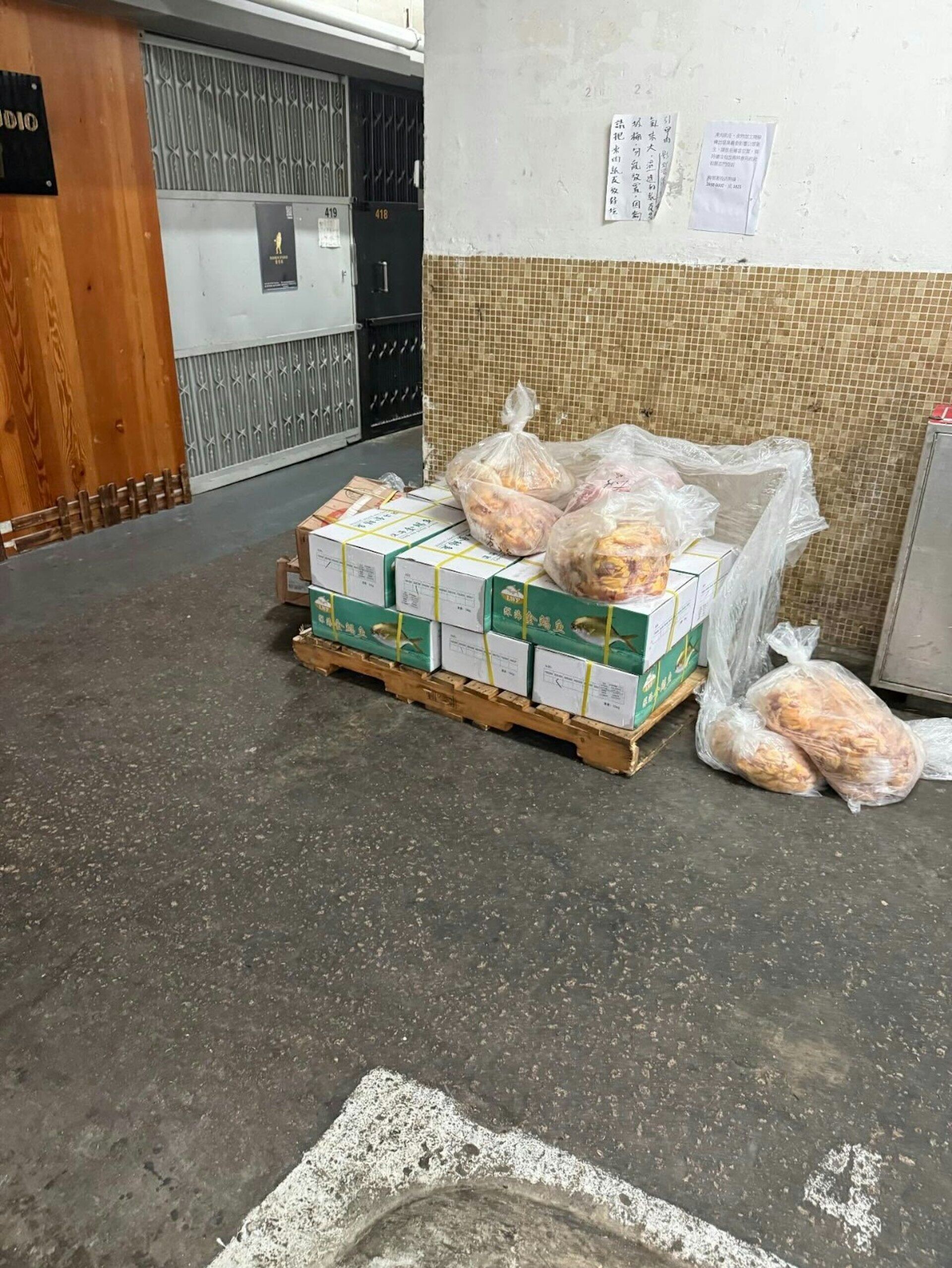 有與權發小廚凍肉醃製工場同層的租戶,日前圖文並茂控訴對方經常把解凍的凍肉堆放在電梯口,傳出惡臭。(Threads圖片)