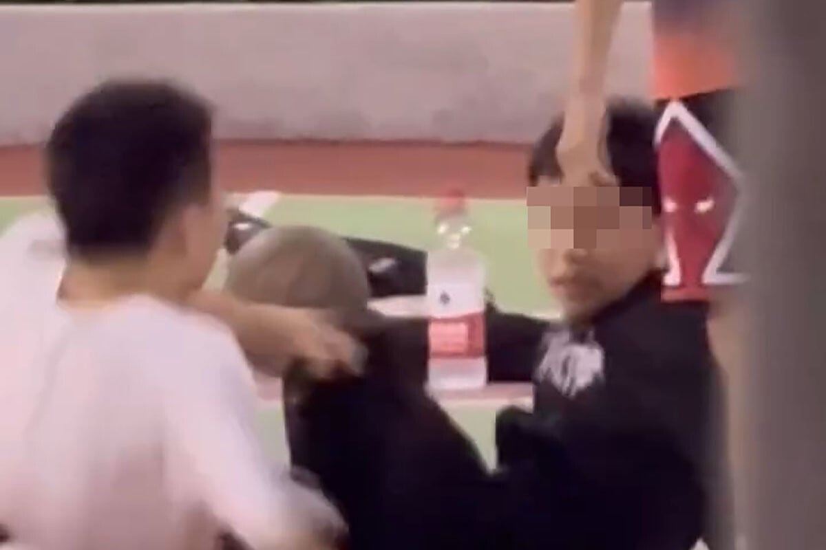 兩名分別12歲及13歲的小學生,在秀茂坪一個籃球場持械互毆。(Threads影片截圖)