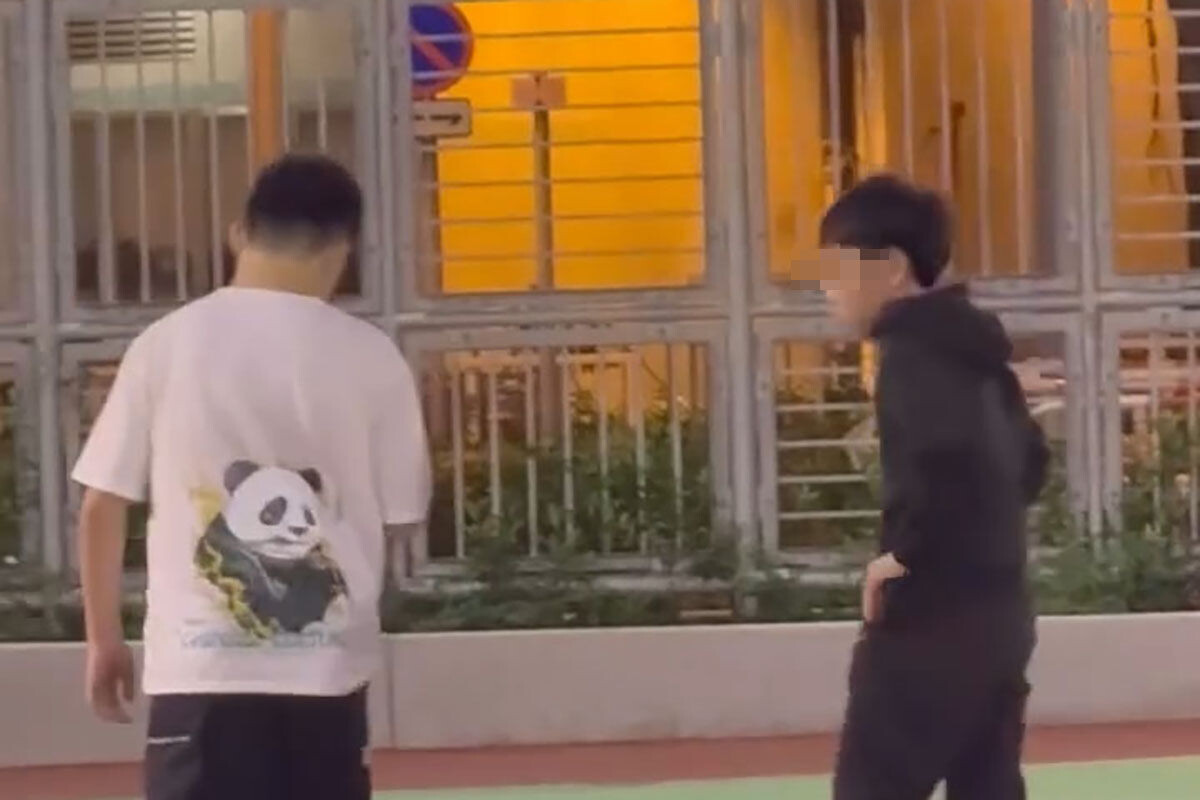 兩名分別12歲及13歲的小學生,在秀茂坪一個籃球場持械互毆。(Threads影片截圖)