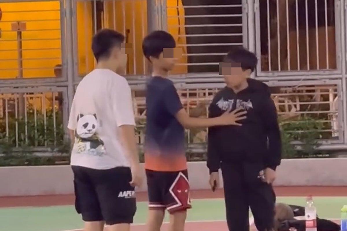 兩名分別12歲及13歲的小學生,在秀茂坪一個籃球場持械互毆。(Threads影片截圖)