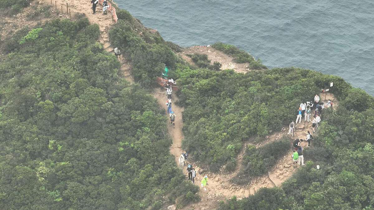 漁護署以無人機監察破邊洲觀景台及山徑人流狀況。(漁護署FB)