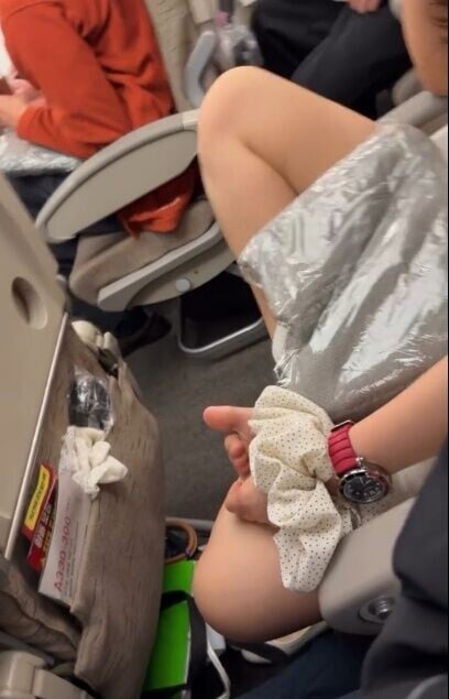 其中一名男網民更自爆:「師姐,我就係坐佢隔籬」,並上載影片和相片。(Threads)