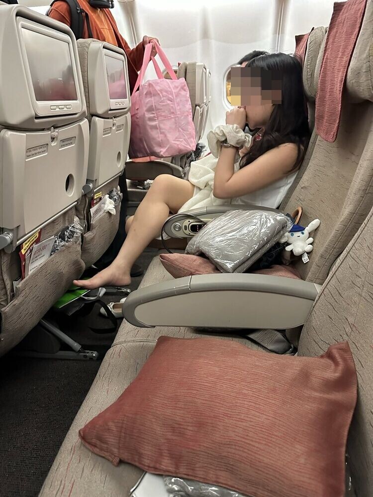 有網民疑因搭機遇上缺德乘客,於Threads分享2段影片及相片。(Threads)