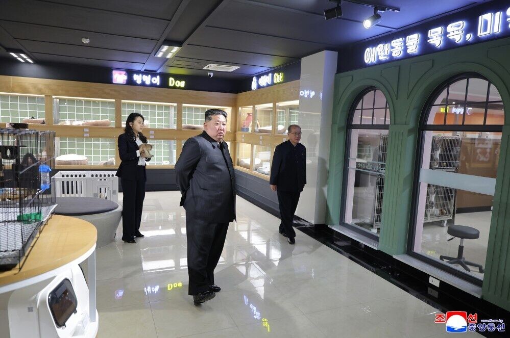金正恩說,他特別下令興建新店販售寵物及各類用品,並提供專業服務。(朝中社)