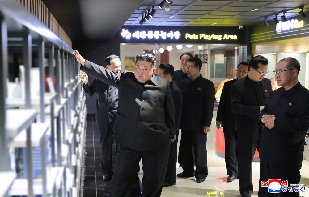 金正恩說,他特別下令興建新店販售寵物及各類用品,並提供專業服務。(朝中社)
