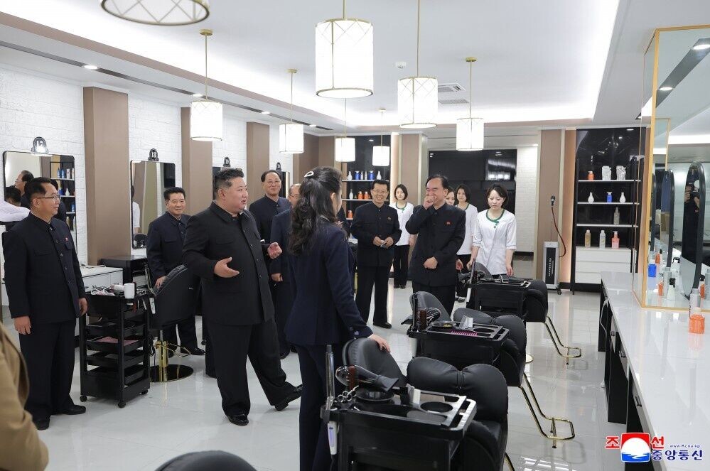 金正恩父女還視察一間樂器行,和髮廊。(朝中社)