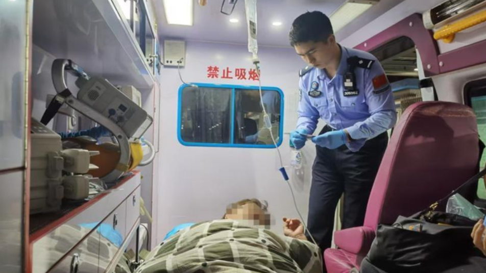 邊檢民警為內地救護車開闢專用通道，並登車為病人及其家屬優先辦理出境手續，過程僅耗時8分鐘(深圳皇崗邊檢站)