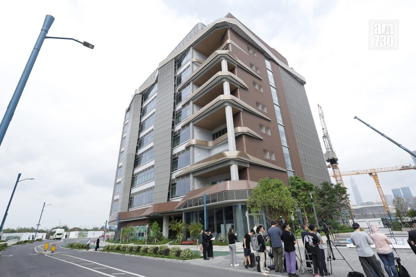 立法會議員到北部都會區考察,了解河套香港園區的最新建設和營運情況(陳芷晴攝)