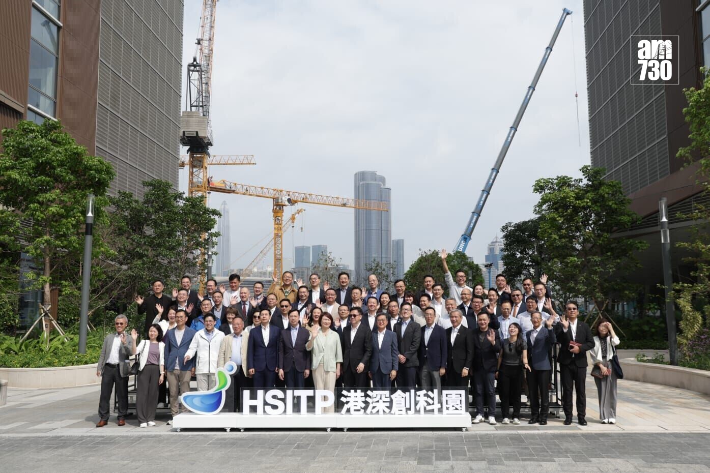 立法會議員到北部都會區考察,了解河套香港園區的最新建設和營運情況(陳芷晴攝)