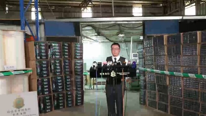 粉嶺鐵皮屋設密室組裝私煙生產線，海關檢2.2億元原材料等拘6人。(香港海關Facebook直播截圖)