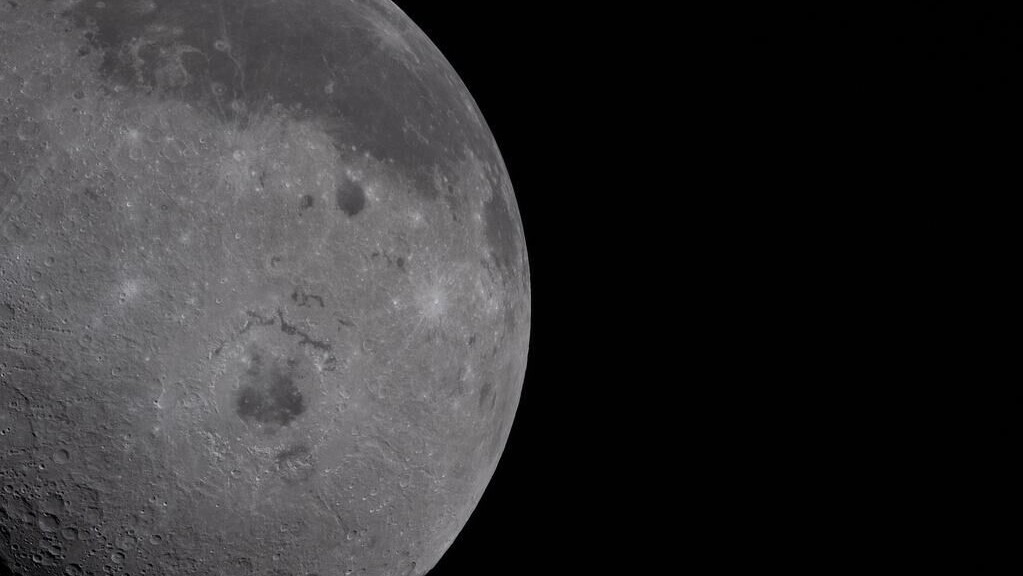 阿提密斯2號太空人所拍攝的月球照片。（圖／美聯社）