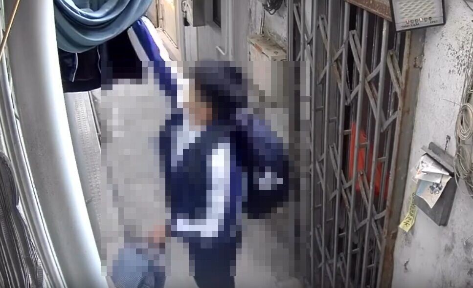 男學生跳高取下晾曬的女性內衣後,轉身離開。(Threads/nepenthe1088)