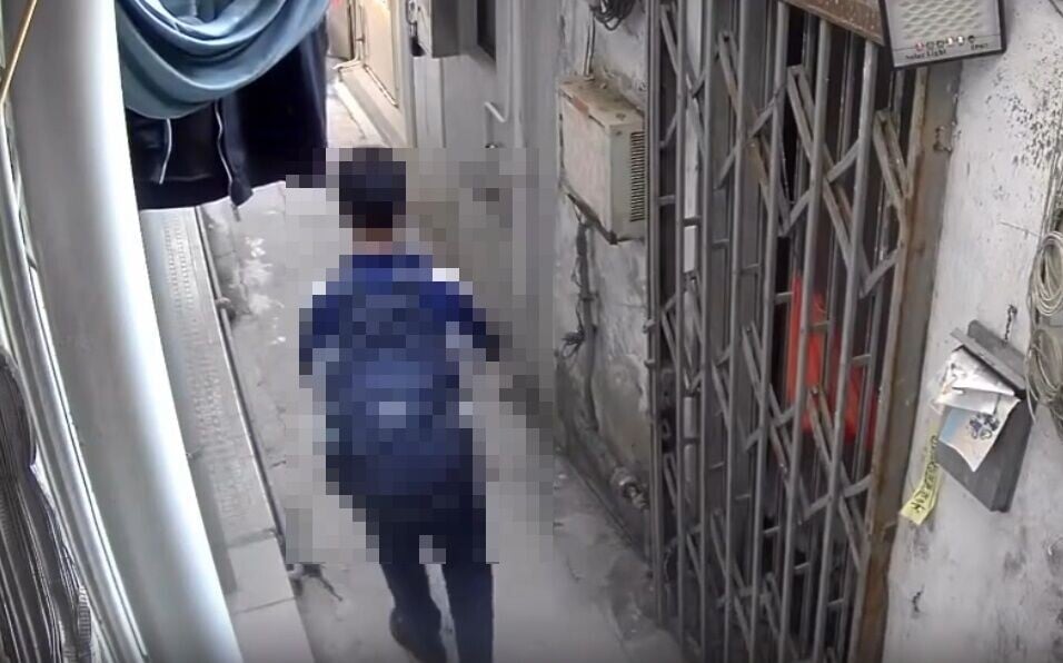 男学生跳高取下晾晒的女性内衣后转身离开