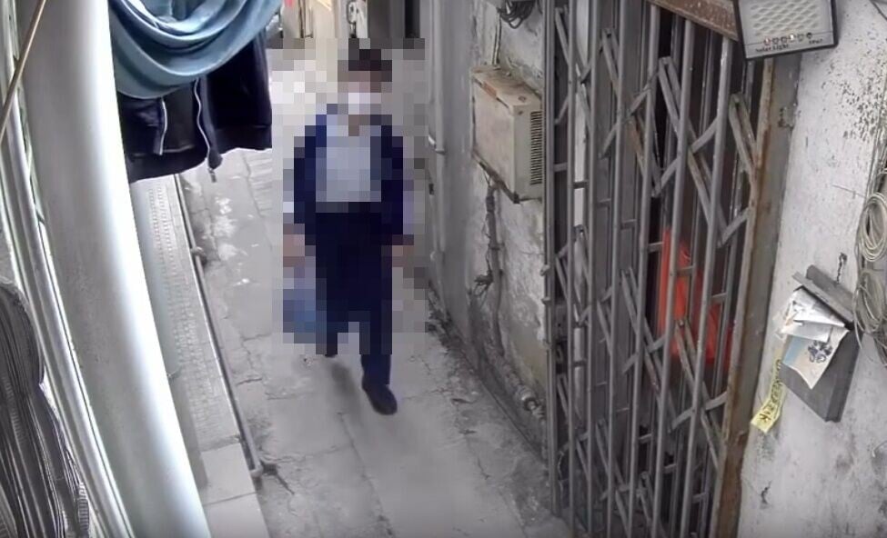 男学生在约20秒后再次折返