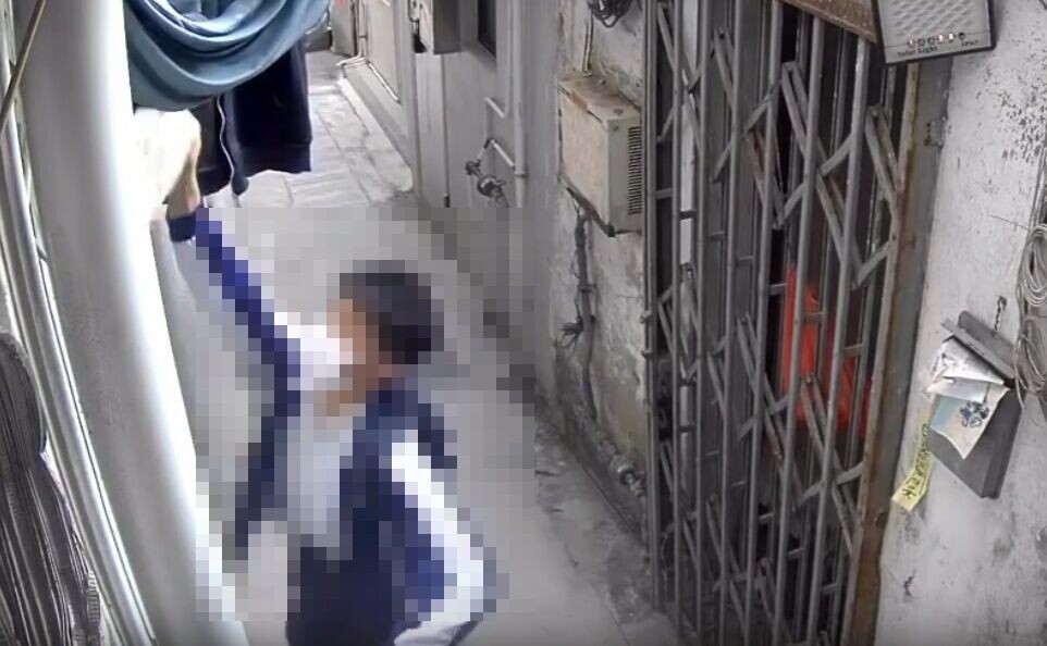 男學生再連環跳起接連扯下兩件內衣物後方離開。(Threads/nepenthe1088)