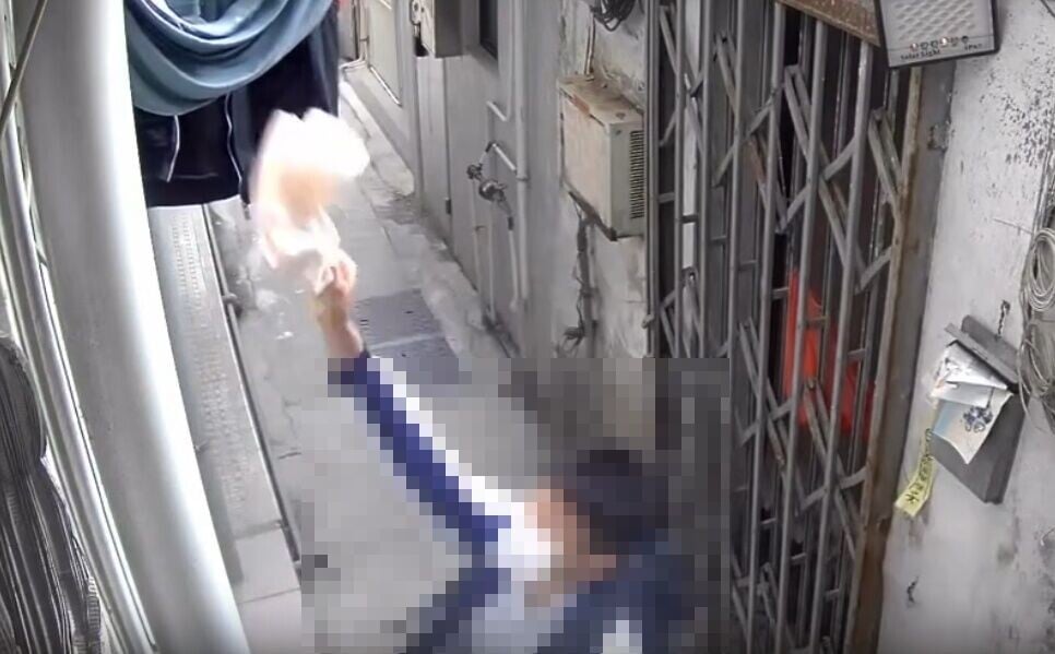 男學生再連環跳起接連扯下兩件內衣物後方離開。(Threads/nepenthe1088)
