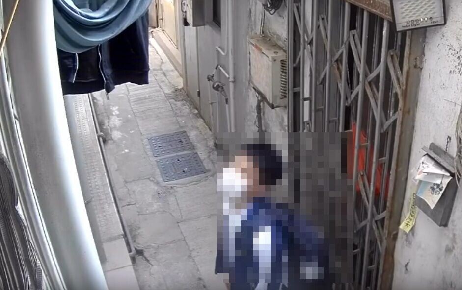 天眼直击村屋男学生多次跳高偷完胸围偷内裤