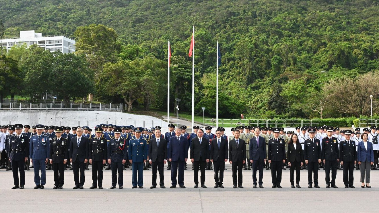 今日是「全民國家安全教育日」，保安局帶領轄下紀律部隊早上在黃竹坑香港警察學院聯合舉行升旗儀式。(政府新聞處)