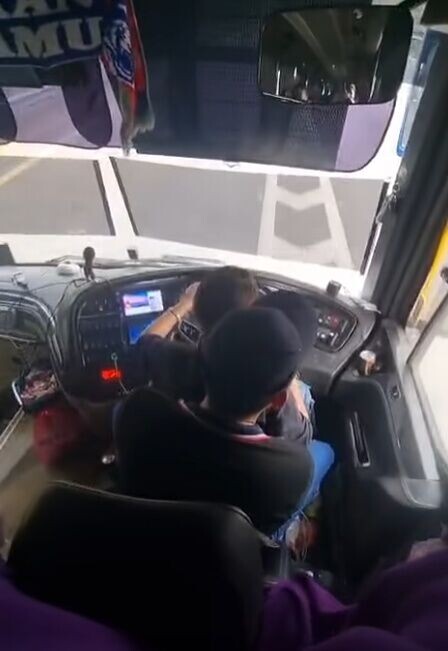 車輛甚至出現偏移車道的情況,令乘客震驚當場。(FB)