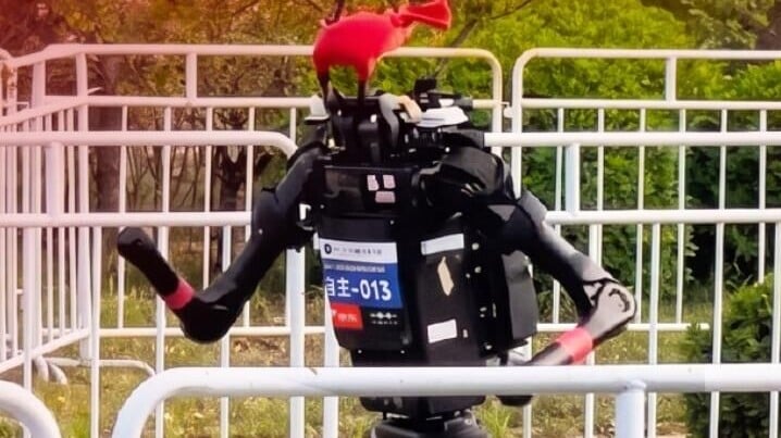 宇樹科技H1人形機器人跑半馬。（圖／翻攝新浪微博）