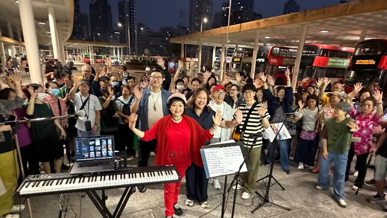 街頭唱談反應熱烈，在旺角鬧市吸引過百人圍觀